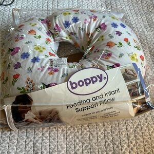 Boppy Floral Pillow w 2 extra Covers